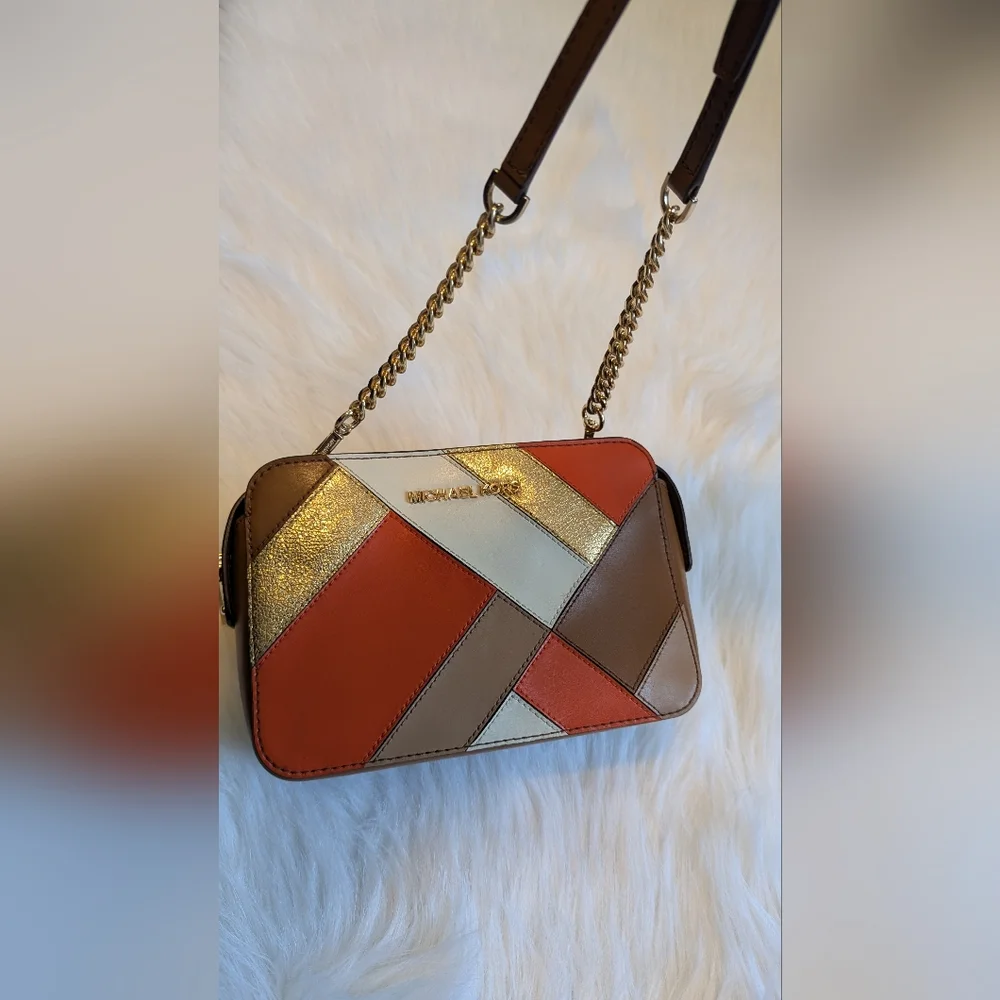 Beautiful Michael Kors crossbody purse. - Picture 12 of 16